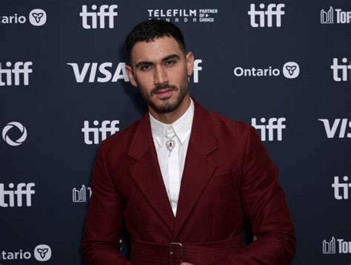 5 Fakta Alejandro Speitzer Brondong Seksi di serial Netflix Dark Desire