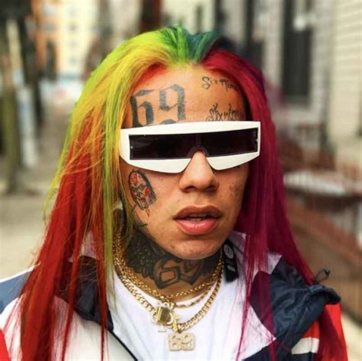 6ix9ine's Girlfriend Destroys Cuban Doll "She Looks Like A Walking
