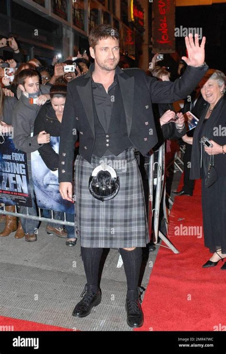 Actor Gerard Butler and his girlfriend Brown pack on the PDA