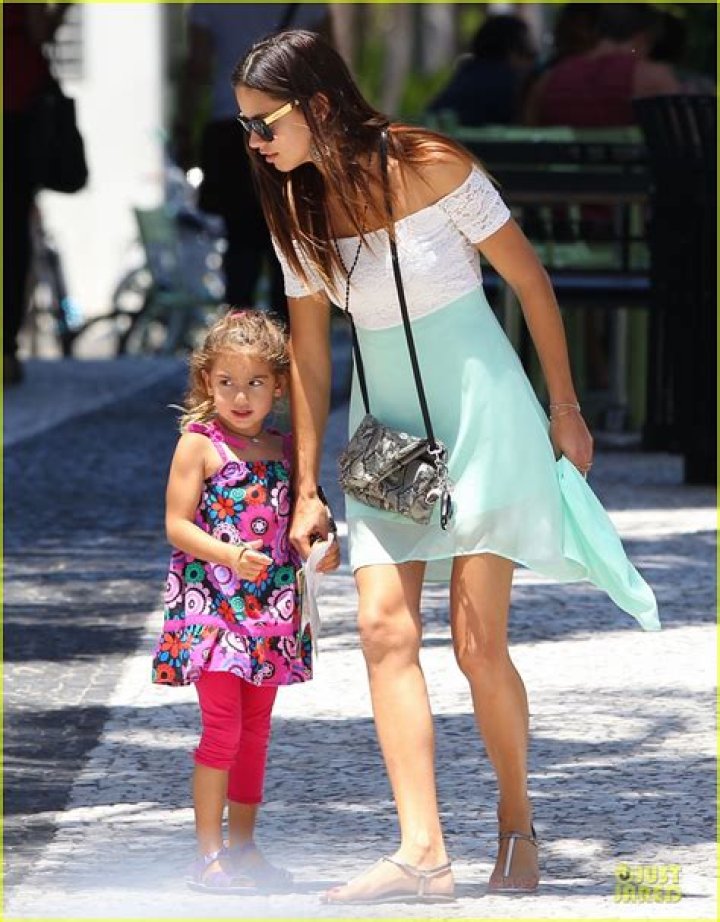 Adriana Lima Family Lunch with Valentina & Sienna! Photo 2929640