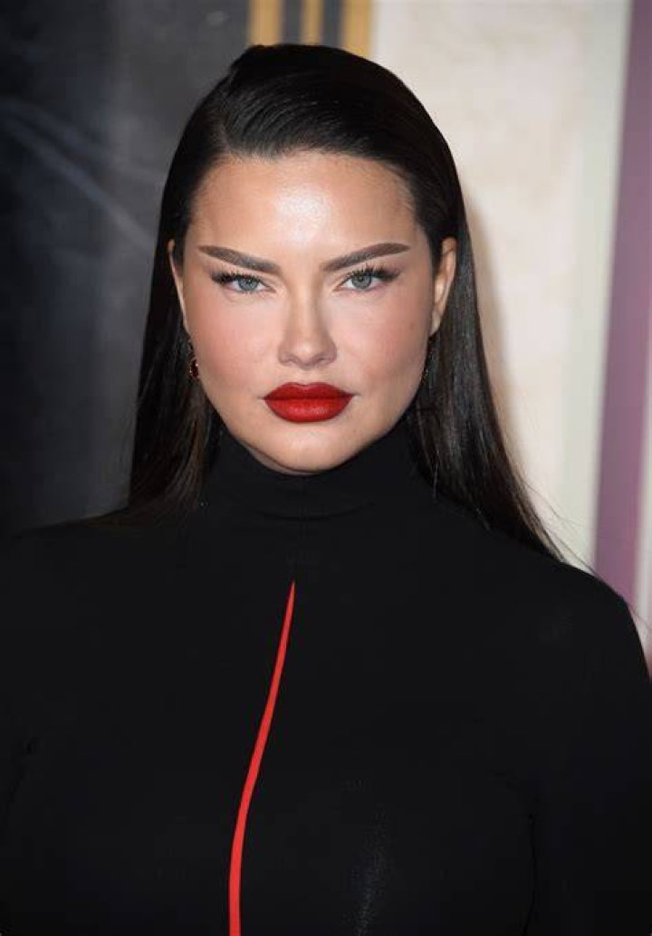 Adriana Lima mostra il viso senza trucco da “mamma stanca” per