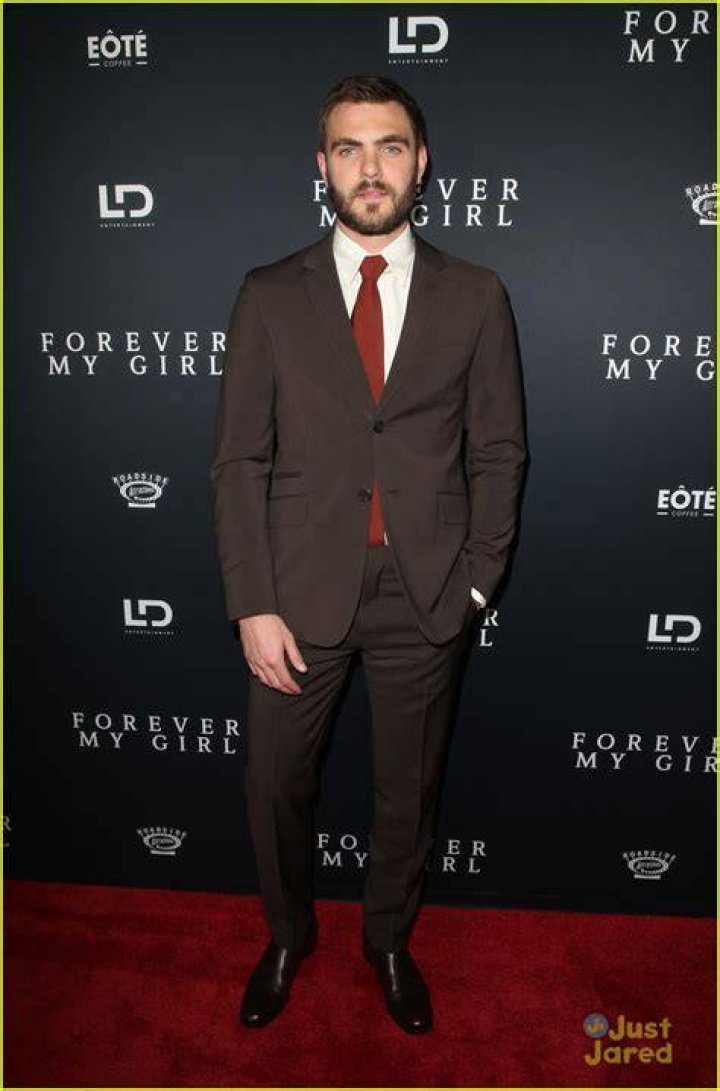 Alex Roe Suits Up For 'Forever My Girl' Premiere in LA Photo 1133270