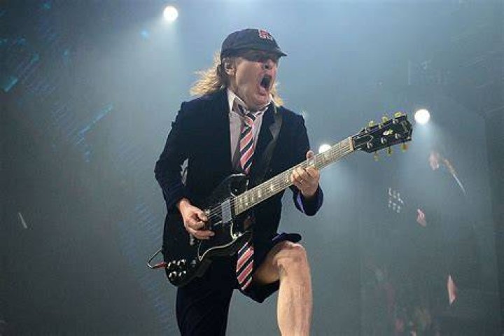 Angus Young de AC/DC nomme la "chanson la plus regrettable" du groupe