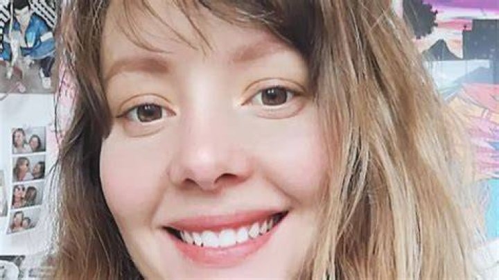 Ang&eacute;lica Bland&oacute;n presume su embarazo posando como Dios la trajo a mundo