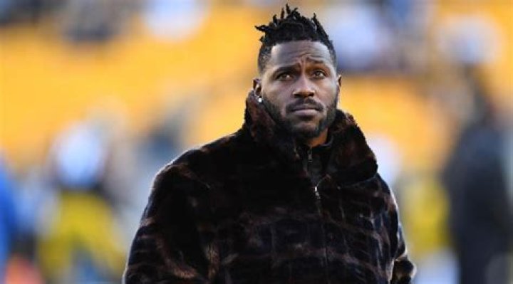 Antonio Brown Continues to Troll Tom Brady By Implying He Had Affair