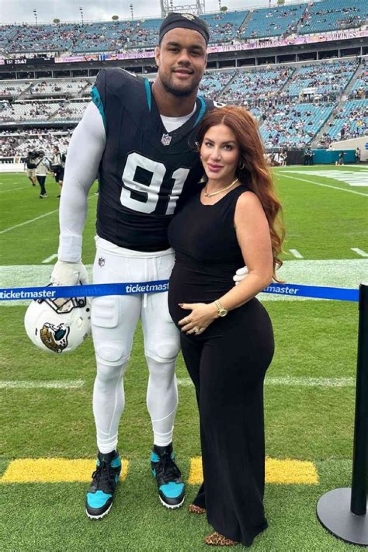 Arik Armstead’s Wife Mindy Armstead Sparkles at NFL Honors Red Carpet