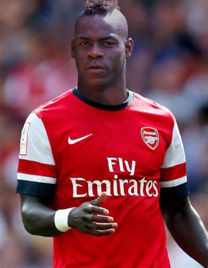 Arsenal target Mario Balotelli walks on beach with fiancee Fanny
