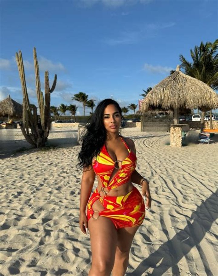 Ayisha Diaz! ayishadiaz posing in Je T&rsquo;aime images by lolo_creativ