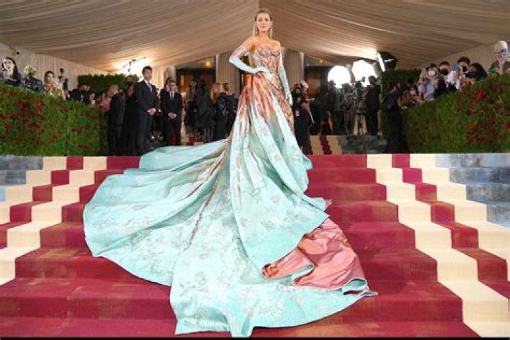Blake Lively Jumps Kensington Palace Ropes to Fix Her Met Gala Dress