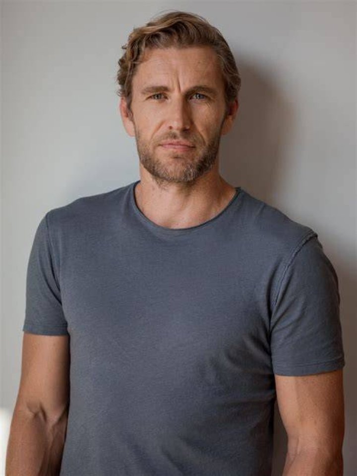 Brett Tucker Merken, Einfach