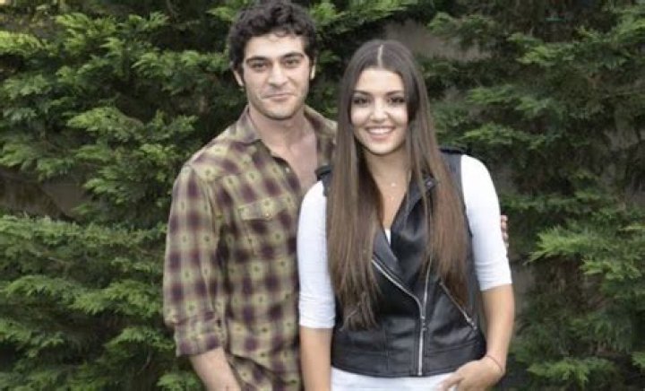 Burak Deniz and Hande Erçel new series Bambaşka Biri full details Al