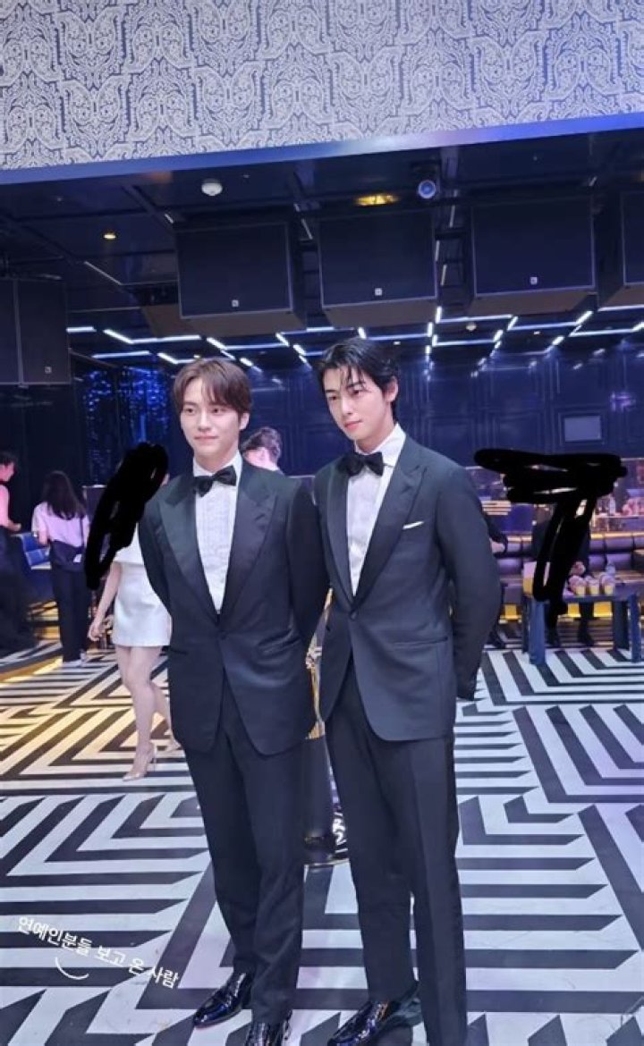Cha EunWoo meets top stars in Egypt at Dior fashion show DIPE.CO.KR