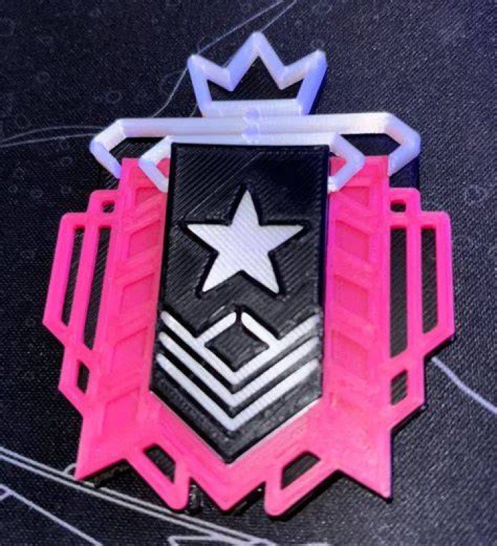 Champion rank emblem in Splitgate