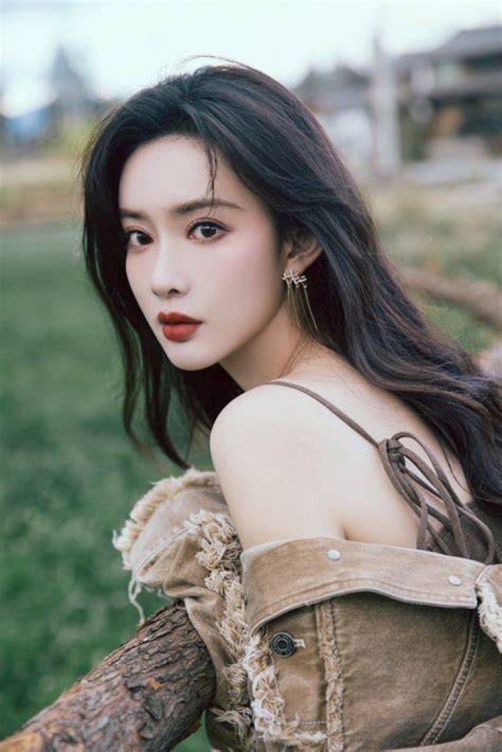 China Entertainment News Meng Ziyi covers fashion magazine