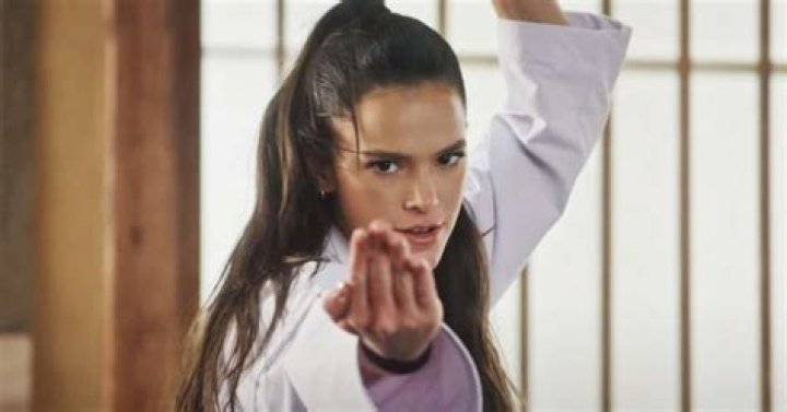 Cobra Kai Bruna Marquezine estrela comercial da s&eacute;rie do &ldquo;namorado