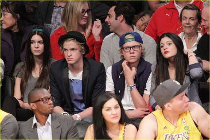 Cody Simpson Lakers Game with Kendall & Kylie Jenner Photo 455999
