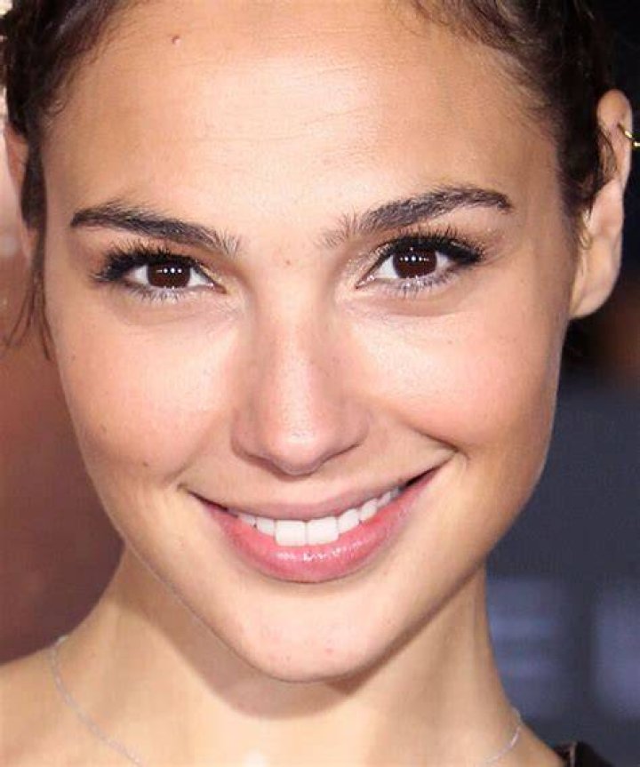 Compare Gal Gadot's height, weight, body measurements with other celebs
