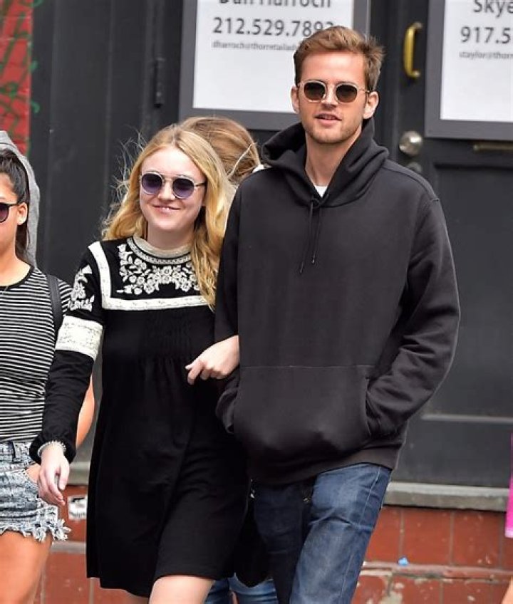 Dakota Fanning, 19, Dating 32YearOld Jamie Strachan E! Online UK