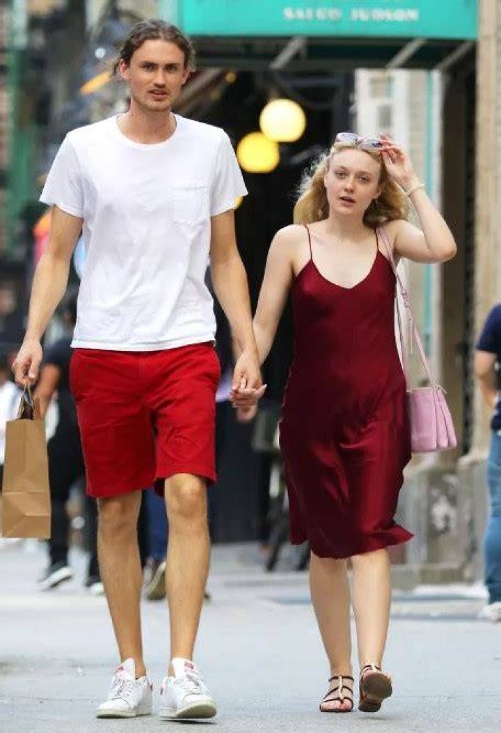 Dakota Fanning HusbandIs She Married? Relationship Timeline GleamVibe