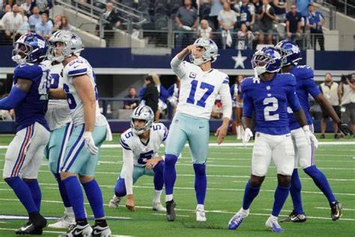 Dallas Cowboys Photos ExCowboy OT Larry Allen, Bill Parcells enter
