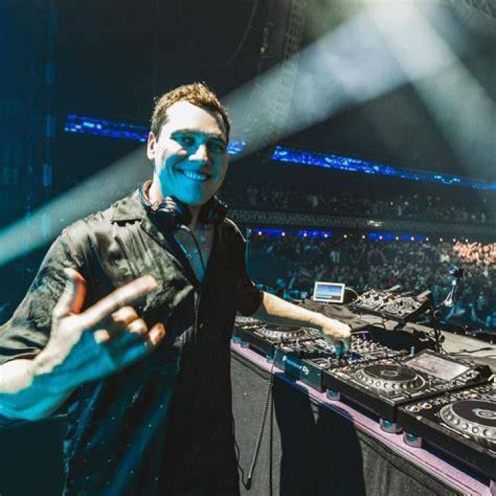 DJ Ti&euml;sto Net worth, House, Car, Salary, Single & Family 2018 Muzul