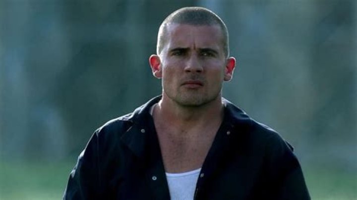 Dominic Purcell as Lincoln Burrows in PrisonBreak Season 1