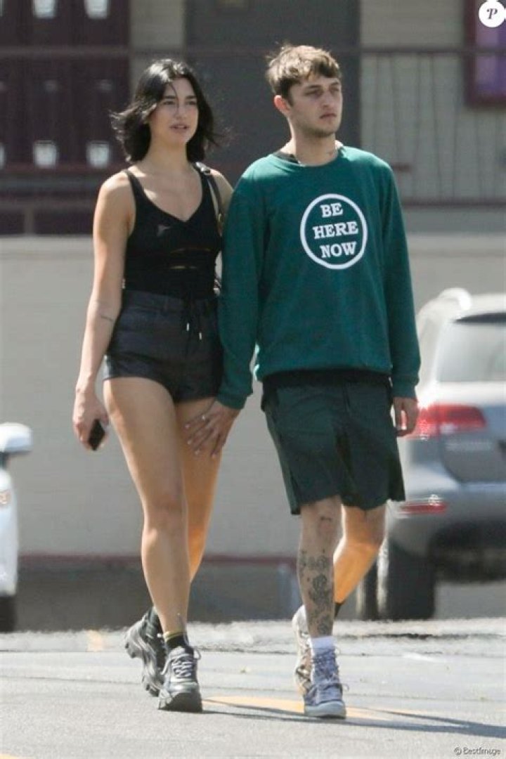 Dua Lipa et son petit ami Romain Gavras « deviennent plutôt sérieux