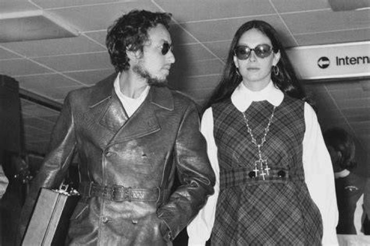 Dylan with wife Sara Bob dylan, Dylan, Musician