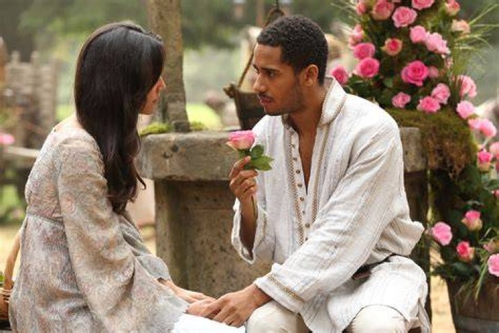 Elliot Knight and Caroline Ford in Once Upon a Time (2011) Abito