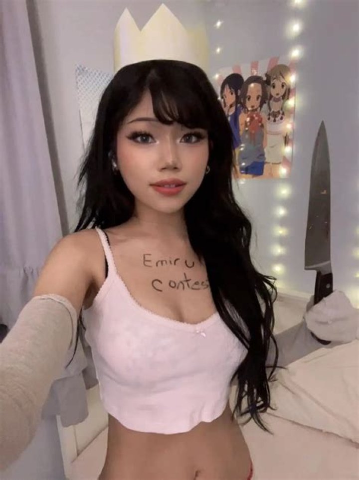 emiru Herself for cosplay contest because she is my idol Scrolller