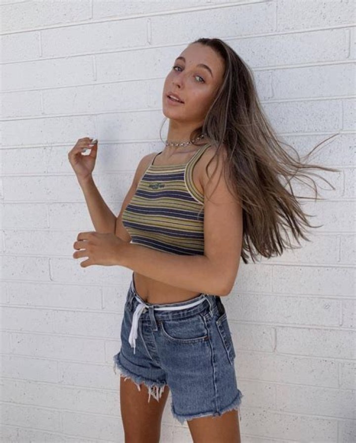 Emma Chamberlain (YouTuber) Bio, Is She Dating Anyone? Facts, Net