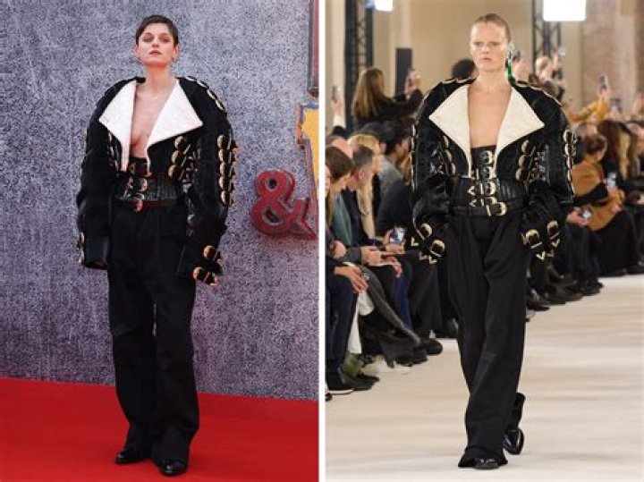 Emma Corrin draagt broekloze look met jarretels
