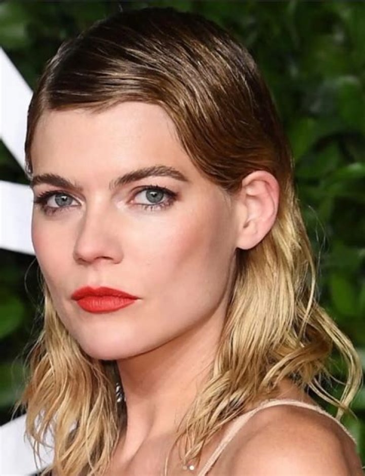 Emma Greenwell Bio with Age, Height, Weight, Husband, Child