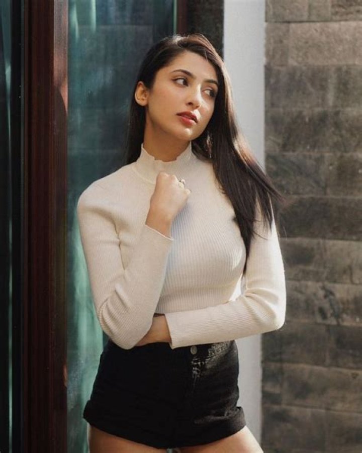 ?Famous Insta Influencer Nidhi Pandit Latest Most Demanded Viral Video