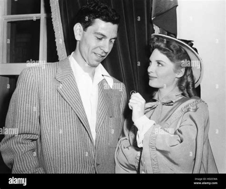 FileJack Webb and Julie London with Stacey and Lisa, 1953.jpg