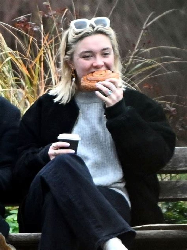 Florence Pugh Out with her boyfriend Zach Braff in Los Angeles03