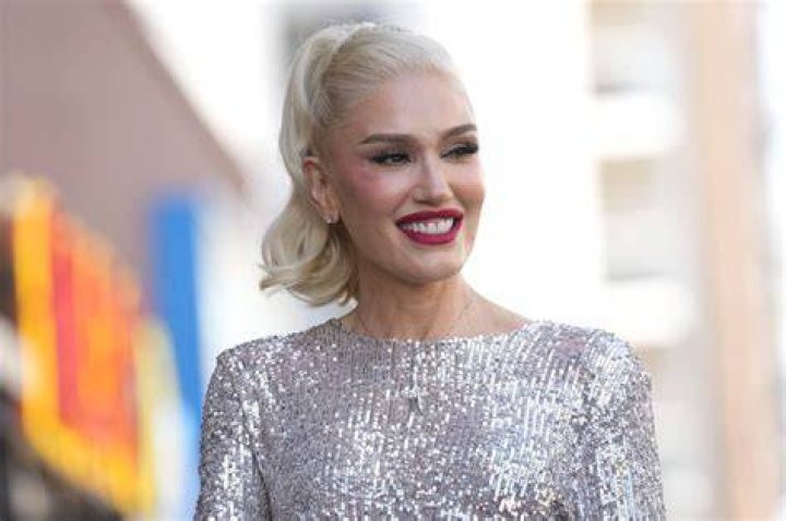 Gwen Stefani 52 ans et m&eacute;connaissable, visage tir&eacute;, l&egrave;vres gonfl&eacute;es