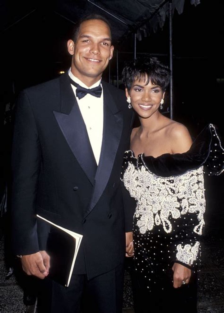 Halle Berry and David Justice Celebrity Couples From the '90s