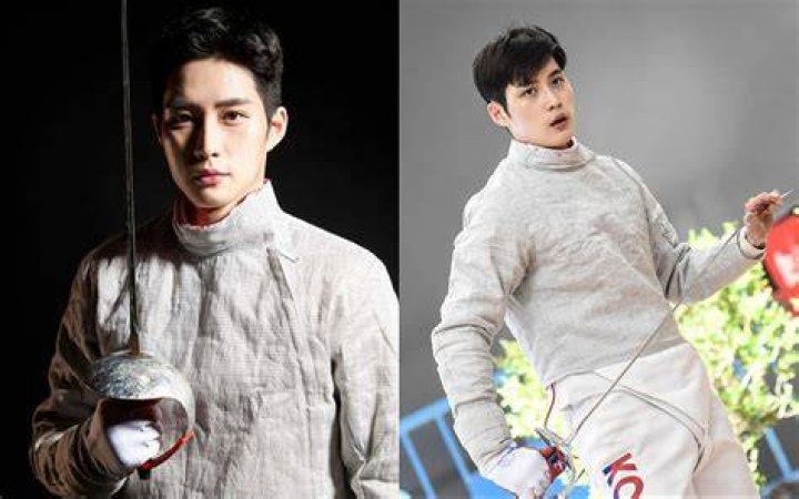 Handsome fencing gold medalist Kim Jun Ho signs an exclusive contract