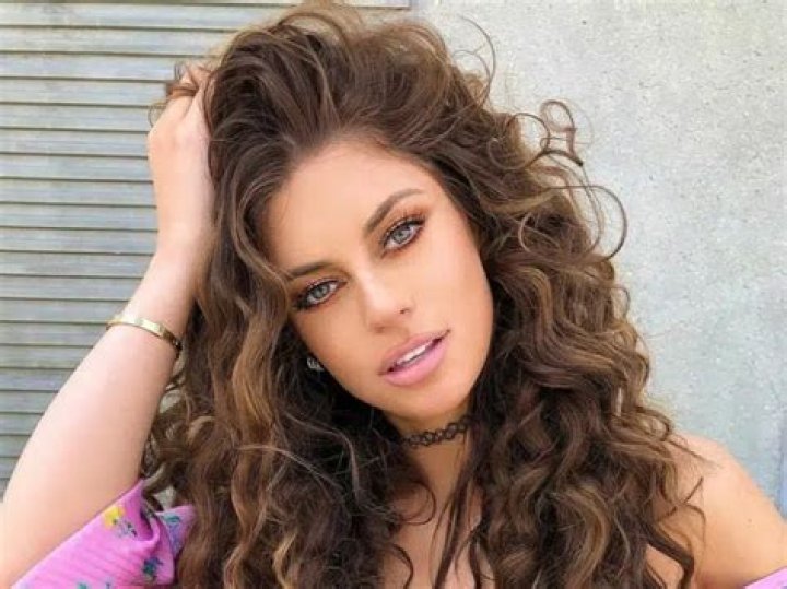 Hannah Stocking Age, Net Worth, Height, Career 2024