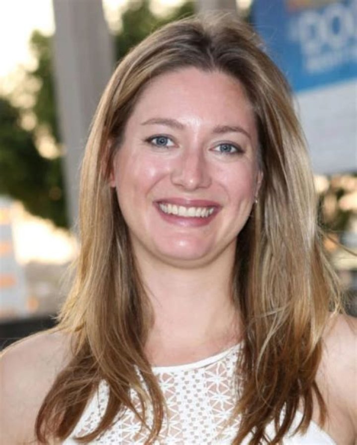 How Much Does Zoe Perry Make Per Episode Of Young Sheldon Salary Revealed