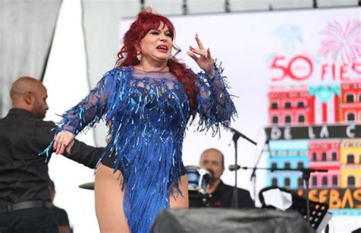 Iris Chacón reacciona a las críticas de su presentación en las Fiestas