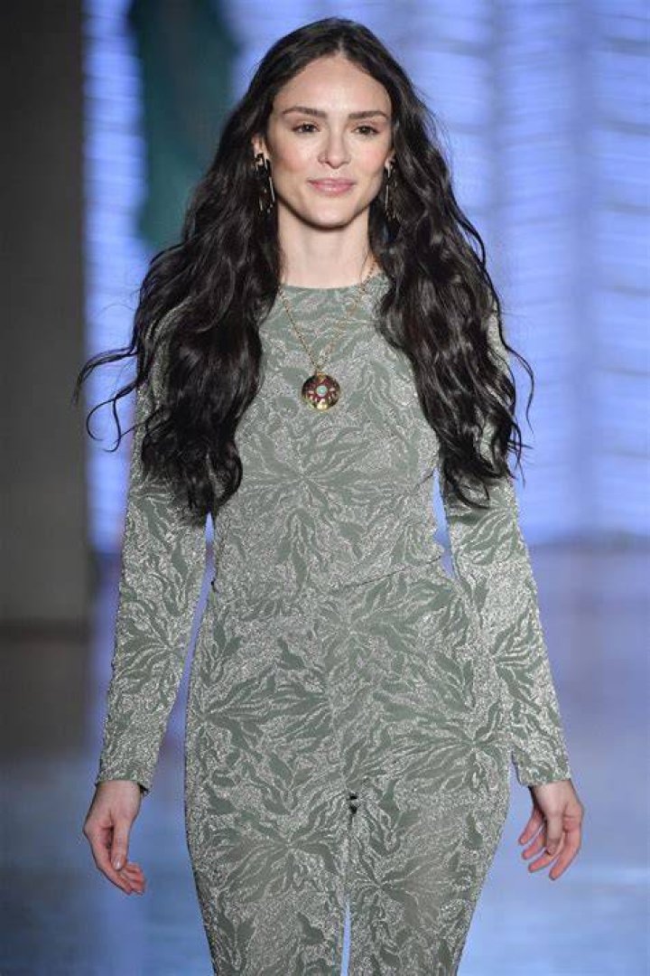 Isabelle Drummond desfila para Lilly Sarti durante o SPFW