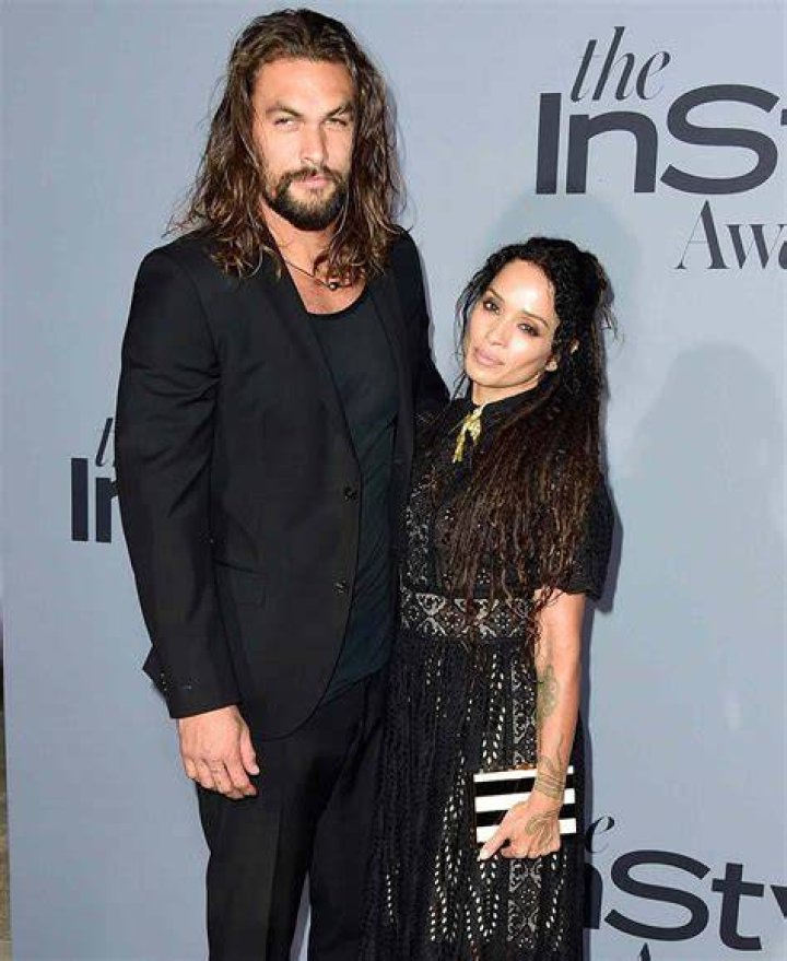 Jason Momoa colorcoordinates with Lisa in pink