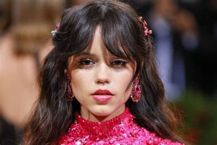 Jenna Ortega Debuted a Frosted "Reverse Smoky Eye" at the 2023 SAG Awards