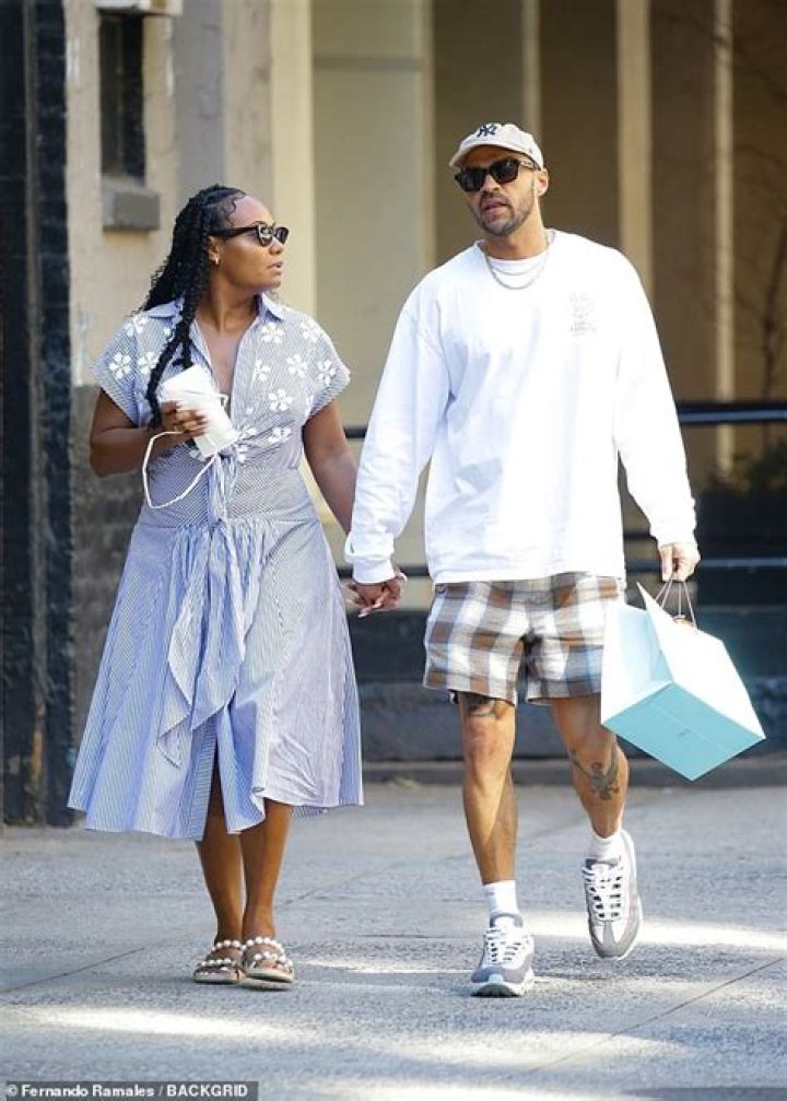 Jesse Williams Held Hands WIth His GF Ciarra Pardo In NYC Photos