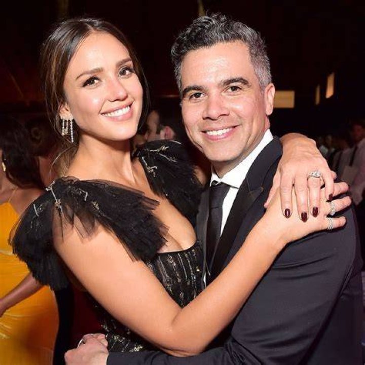 Jessica Alba & Husband Cash Warren Make a Cute Couple at Vanity Fair