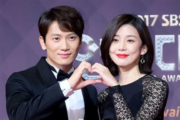 Ji Sung Shows Sweet Support For His Wife Lee Bo Young On Set Of &ldquo;Mine