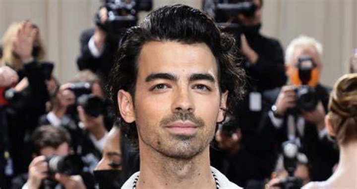 Joe Jonas addresses his 'crazy week' during concert at Dodger Stadium