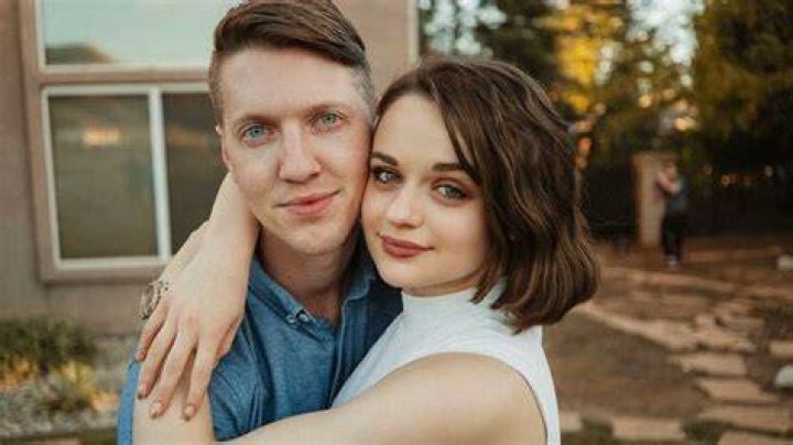 Joey King y Steven Piet se casaron en una hermosa ceremonia en una isla
